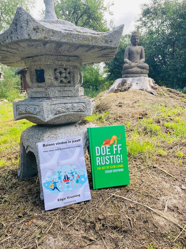 foto van twee boeken buiten